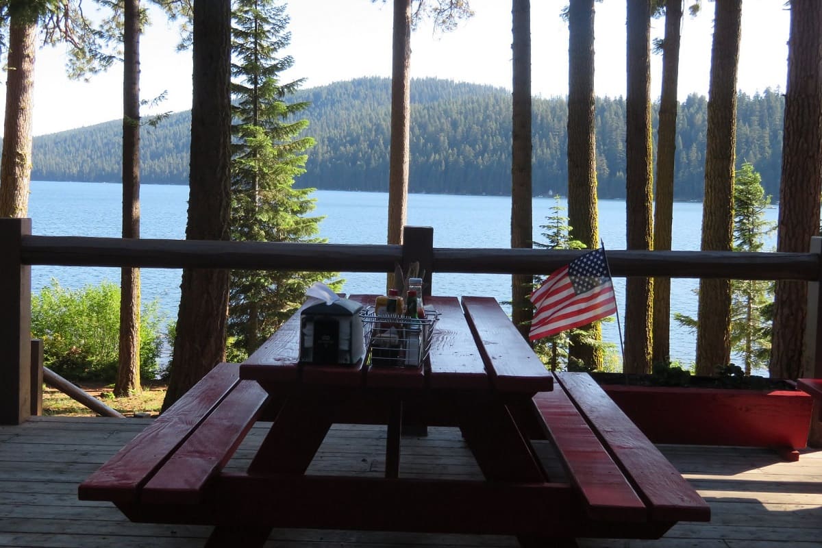 Outdoor dining and recreation near Klamath Falls waterfront